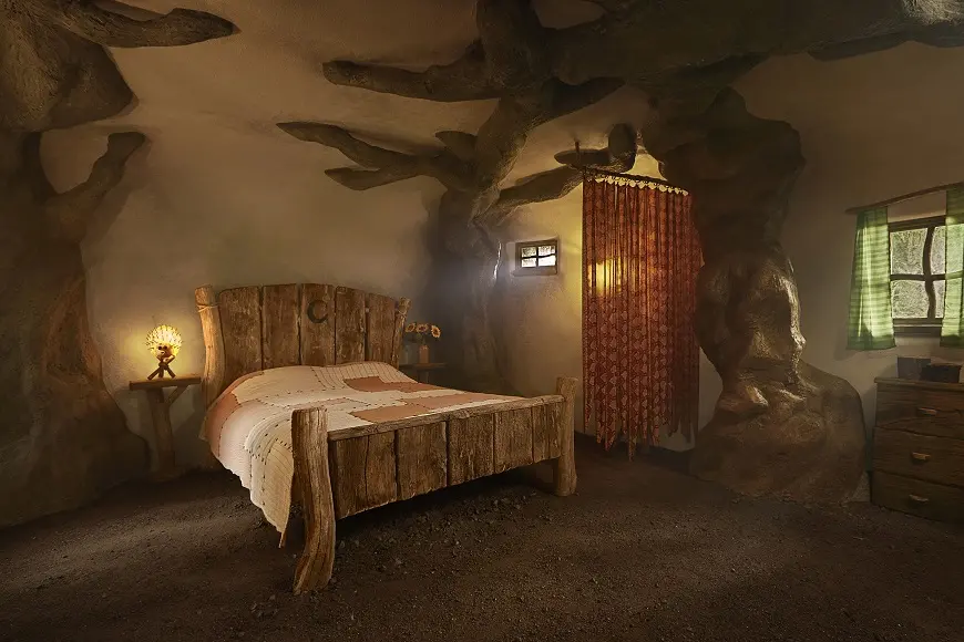 Pasa la noche en el Pantano de Shrek, ahora en Airbnb 09 Shrek Airbnb Angled Bedroom Credit Alix McIntosh Jpg