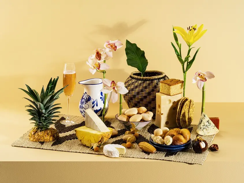 Enamora en amor y amistad con flores y quesos europeos