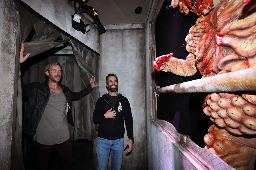 El creador de The Last of Us visita la casa embrujada en Halloween Horror Nights de Universal Studios