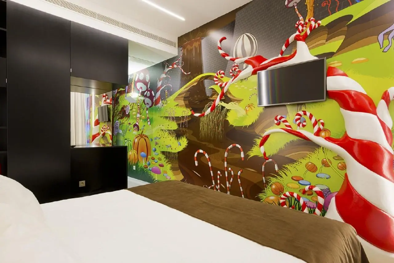 Booking.com y Warner Bros. celebran las festividades con las suites más dulces de Nueva York y Los Ángeles  