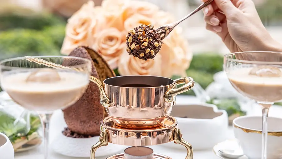 Michael Bartocetti lanza una exquisita experiencia navideña a la hora del Té en el Four Seasons Hotel George V