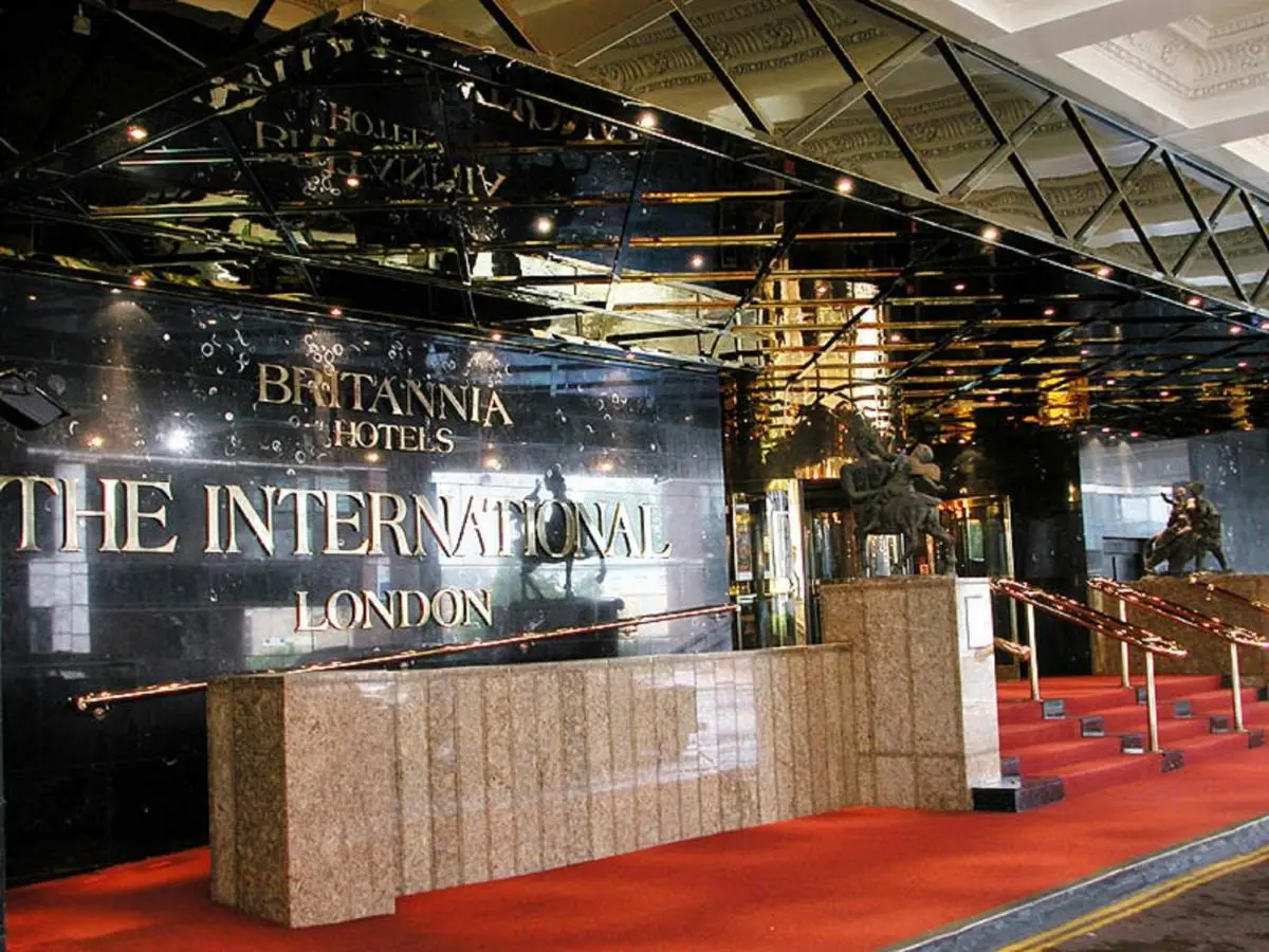 Booking.com comparte 6 destinos deslumbrantes que aparecen en la serie sobre la corona británica 