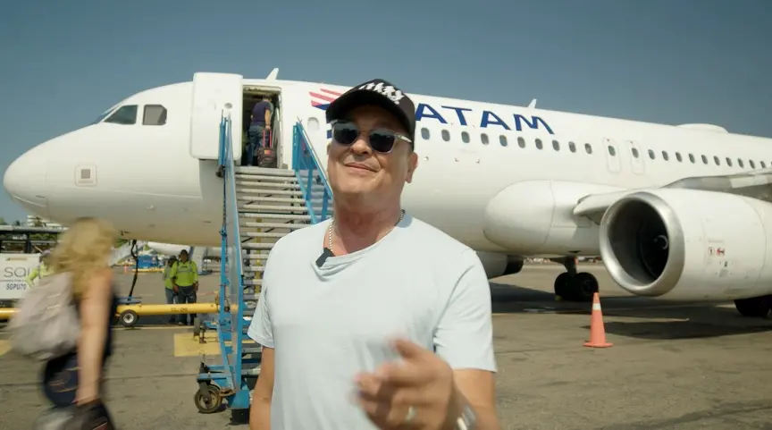 La nueva imagen de LATAM, Carlos Vives, sorprendió a los pasajeros de la aerolínea con un concierto en el aire
