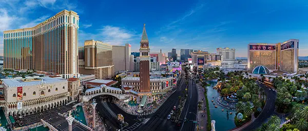La temporada navideña es alegre y brillante en Las Vegas con eventos festivos y entretenimiento