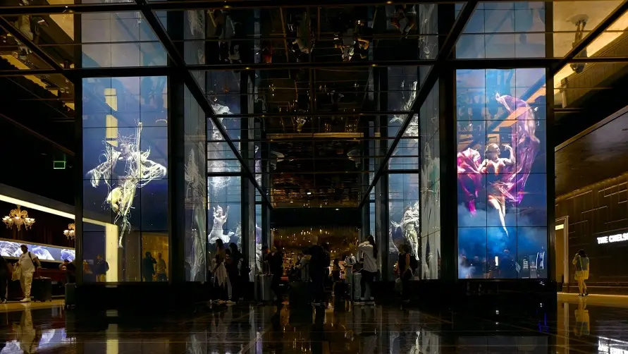 Las actuaciones subacuáticas brillan en la cautivadora nueva experiencia multimedia de Float4 en el Cosmopolitan De Las Vegas