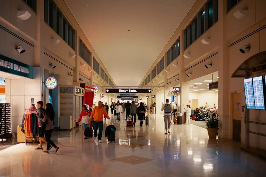 ¿Cómo se preparan los aeropuertos en términos de seguridad para mejorar la experiencia de los pasajeros? 