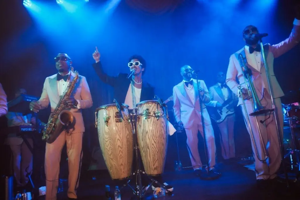 The Pinky Ring The Hooligans Playing 1024x683