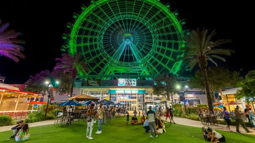ICON Park celebra el Día de San Patricio con un recorrido por bares temáticos y una rueda de trébol gigante