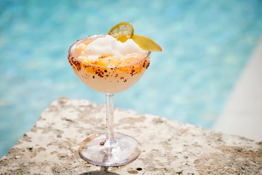 Hotel Indigo Grand Cayman abre sus puertas: Un hotel único y vanguardista en la famosa playa de Seven Mile Beach