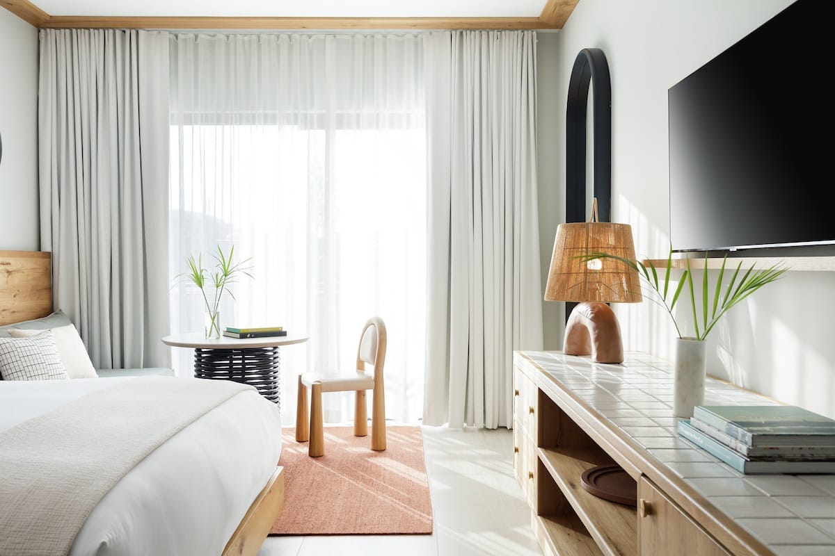 Hotel Indigo Grand Cayman abre sus puertas: Un hotel único y vanguardista en la famosa playa de Seven Mile Beach