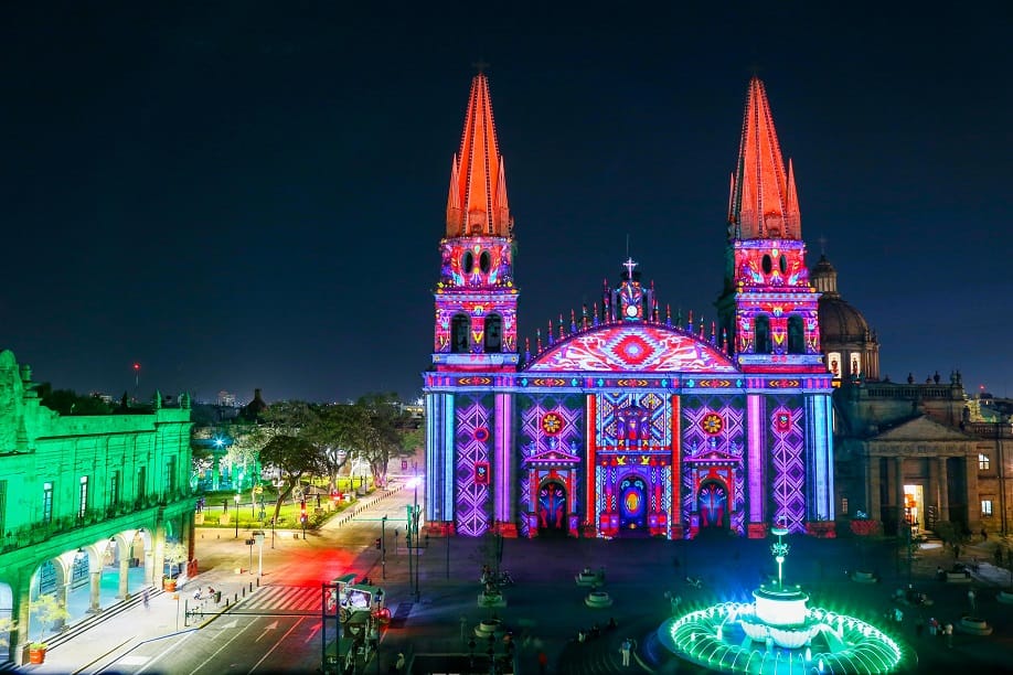 Disfruta de la vida nocturna y de los mejores lugares para hacer compras en Guadalajara