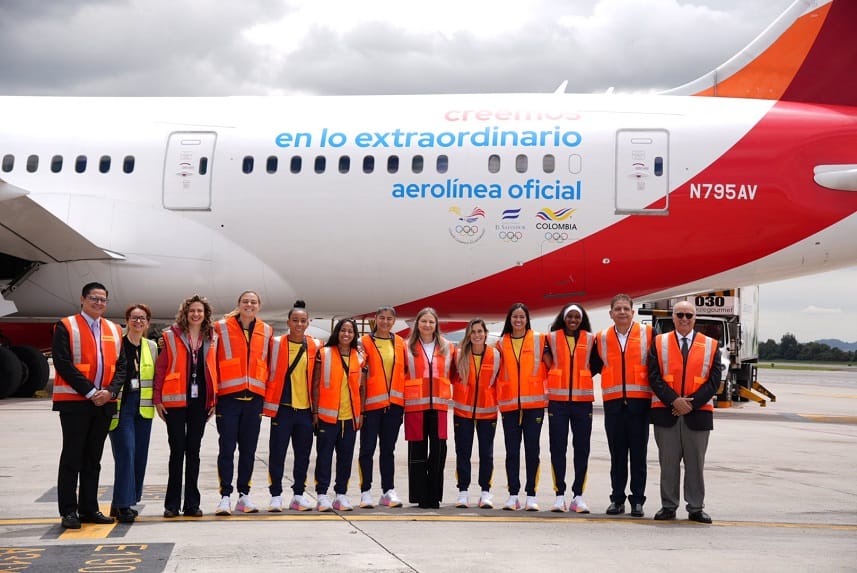 Avianca presenta avión con nueva pintura en homenaje a los Comités Olímpicos de Colombia, Ecuador y El Salvador