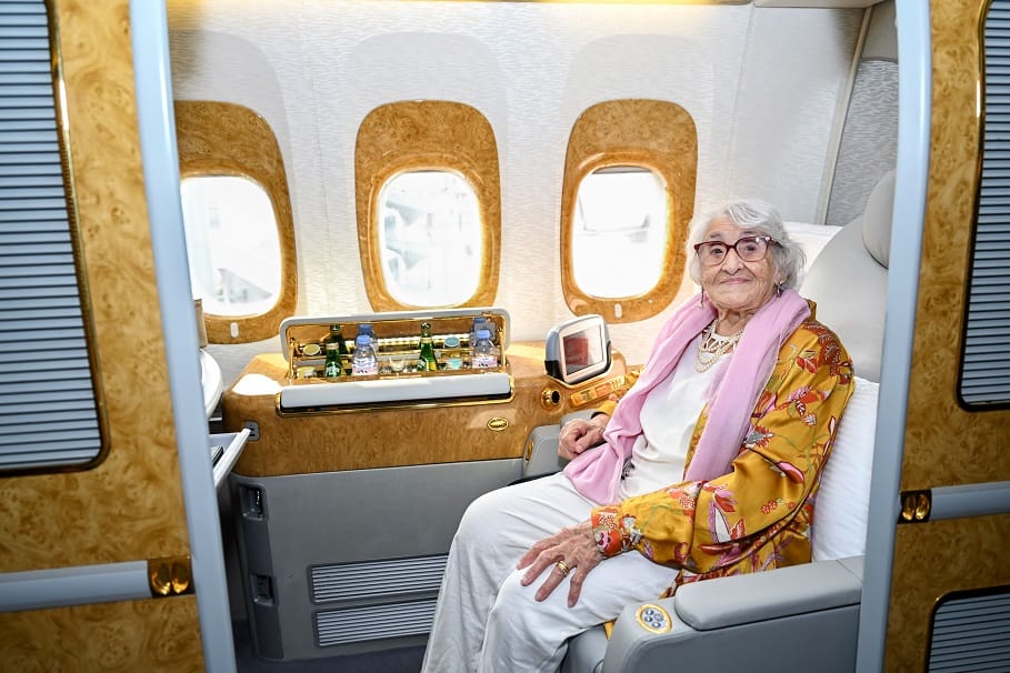 Emirates da la bienvenida a bordo a Rachida Smati, centenaria de 101 años
