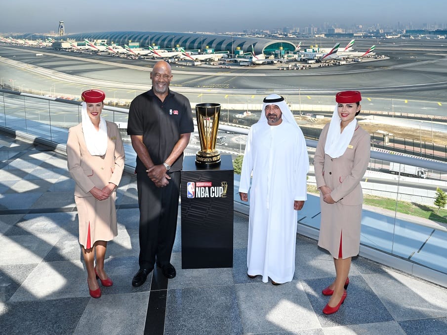 La leyenda de la NBA James Worthy se reúne con el presidente de Emirates Group antes de la Emirates NBA Cup 2024