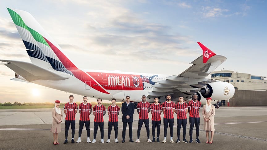 La decoración especial del Emirates para el AC Milan debuta en la ciudad natal del Club