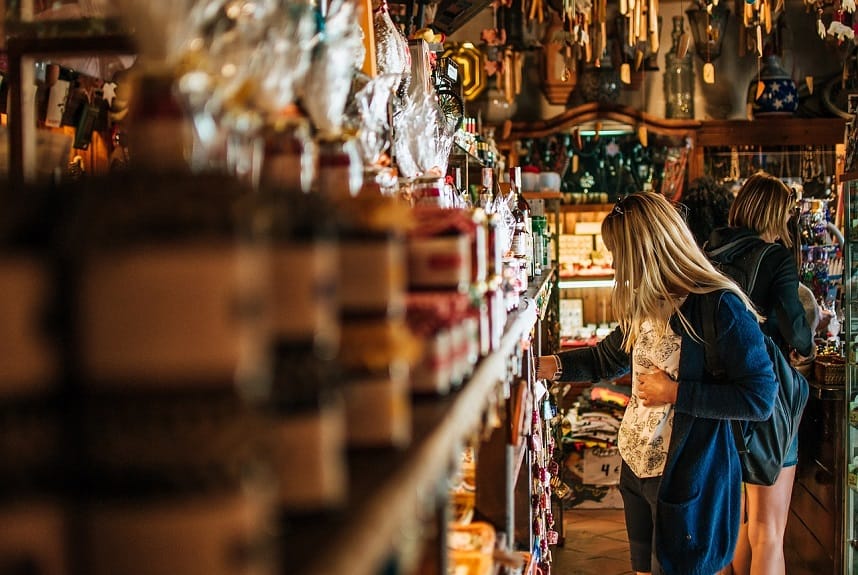Mercados locales y tiendas vintage marcan la tendencia de viajes en 2025, de acuerdo con Booking.com