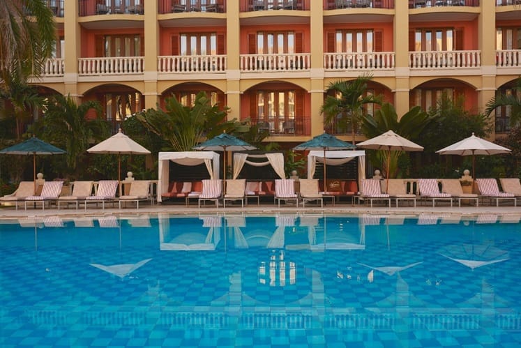 La piscina del hotel Sofitel Legend Santa Clara se viste con la propuesta de la diseñadora Lina Cantillo en una colaboración con Studio F man