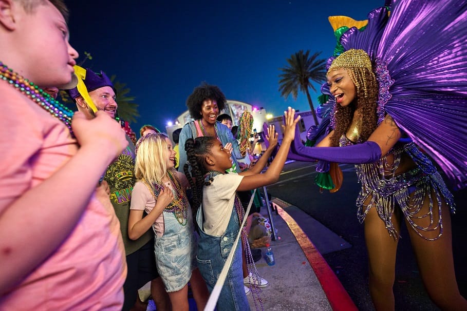 Juanes y T-Pain son las principales atracciones del Mardi Gras 2025 en Universal Orlando Resort