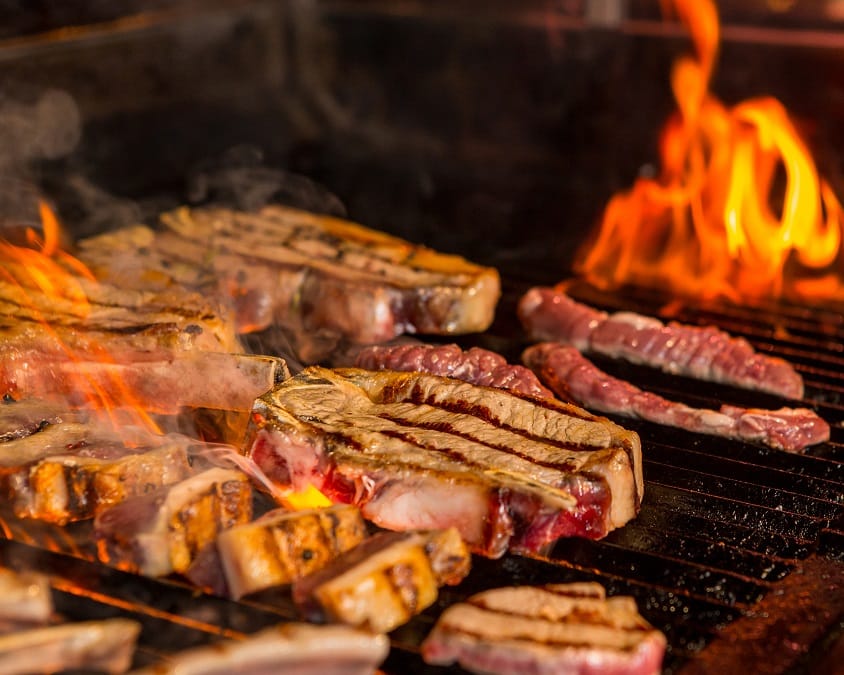 El arte del asado: trucos que convertirán a tu parrilla en la estrella este inicio de año