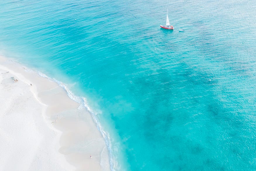 Eagle Beach de Aruba, reconocida como la mejor playa del Caribe en los Premios Travelers’ Choice, Playas 2025 y la tercera mejor del mundo