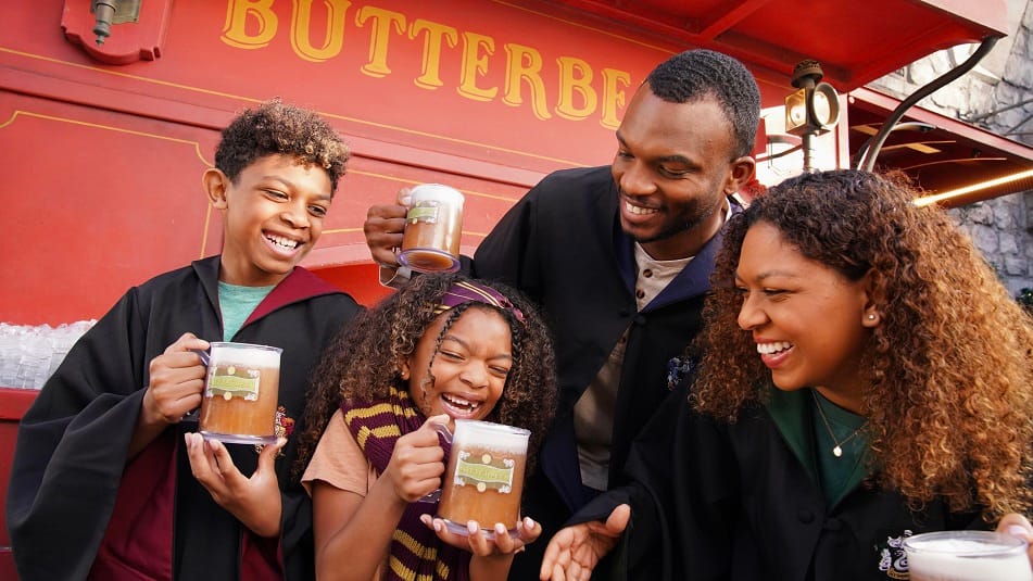 Universal Studios Hollywood y Universal Orlando Resort Brindan sus Tazas para Celebrar el Regreso de la Temporada de Butterbeer en The Wizarding World of Harry Potter, del 1 de marzo al 31 de mayo