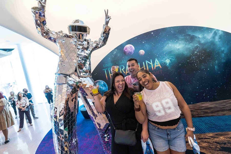 Universal Terra Luna Resort celebra a sus primeros huéspedes en el día de la inauguración del nuevo hotel de Universal Orlando