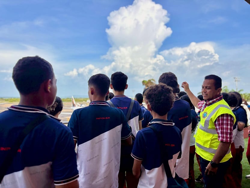 80 estudiantes de Sincelejo visitan el Aeropuerto Internacional Rafael Núñez para conocer su operación