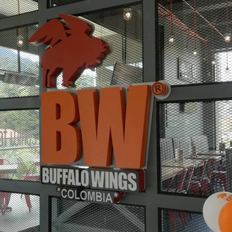 El Parche Manda: Alitas, Fútbol y Premios Épicos con Buffalo Wings y Coca-Cola