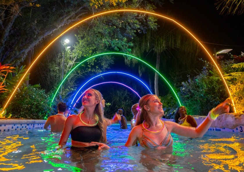 Aquaglow regresa a Aquatica Orlando con experiencias inéditas y mucho neón