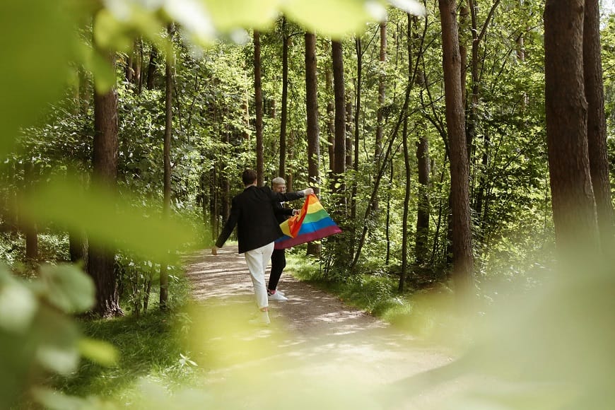 76 % de los colombianos viajan con más confianza gracias a la inclusión: Booking.com recomienda destinos LGBTQ+ friendly