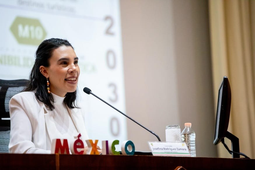 Josefina Rodríguez expone la política de turismo del Gobierno de México en el Colegio de Defensa Nacional