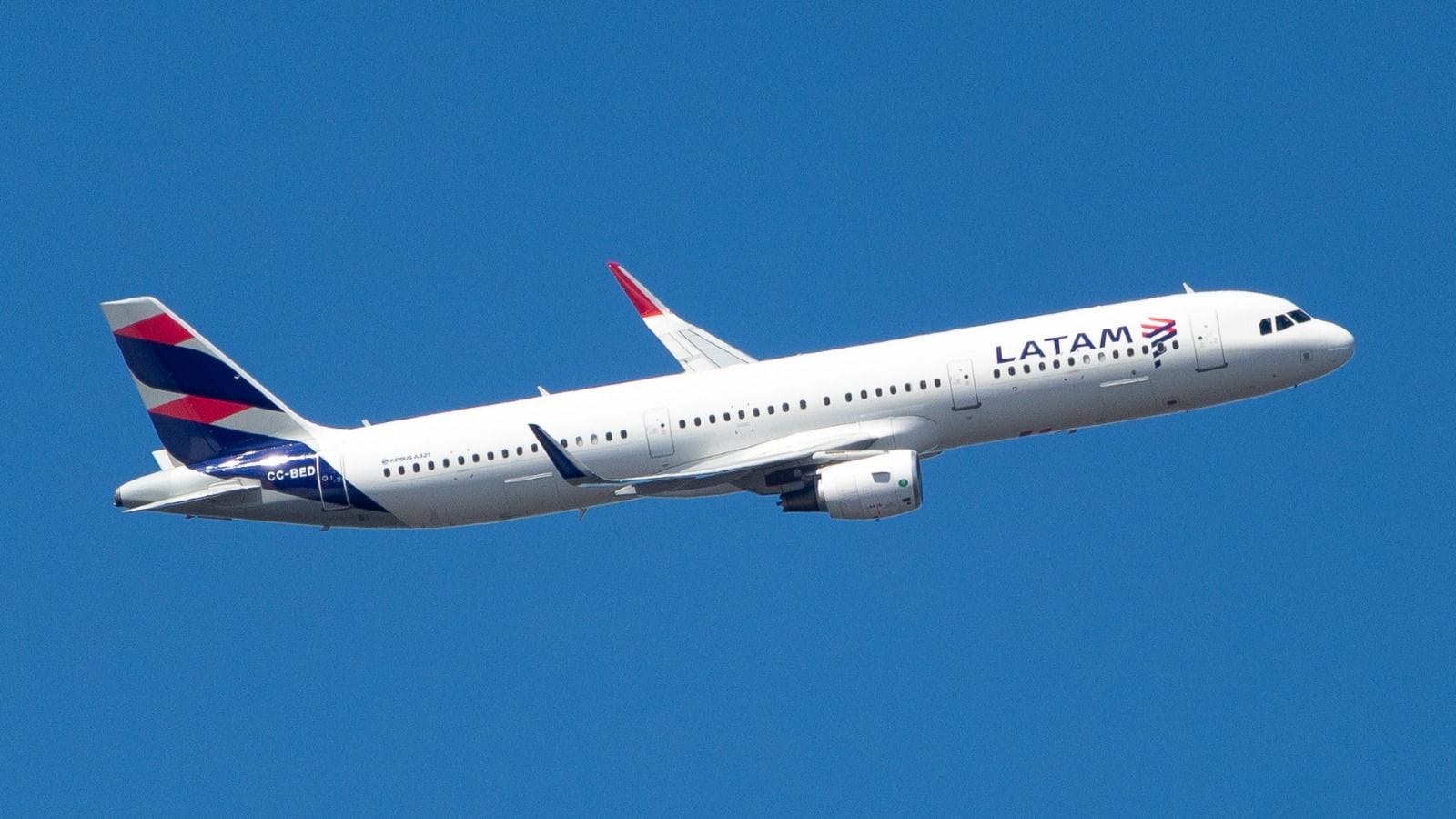 LATAM incorpora software europeo de monitoreo en toda su flota que podría reducir casi 8 mil toneladas de CO2 al año