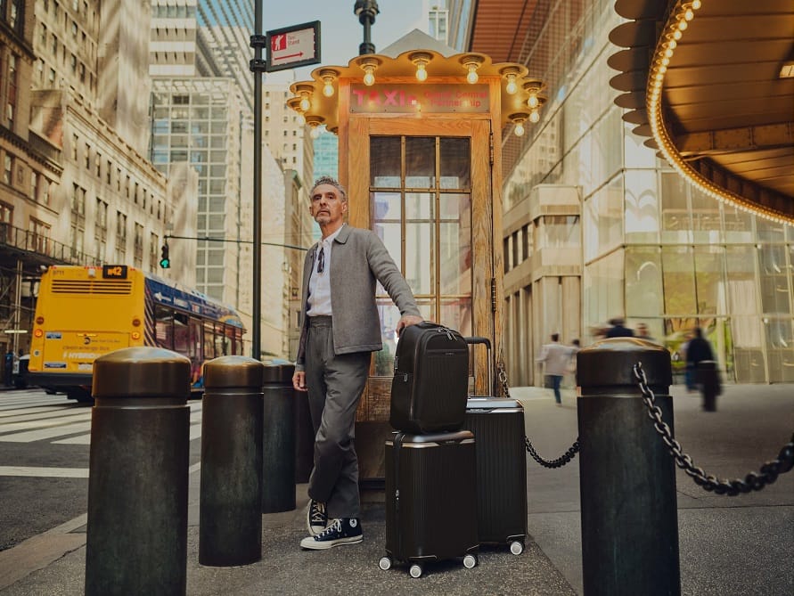 Samsonite ficha a John Turturro para la secuela neoyorquina de la campaña “No es solo un bolso, es un Samsonite”