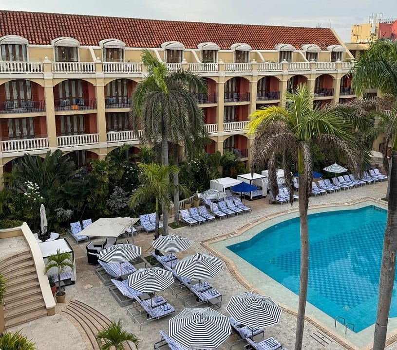 Waimari transforma la piscina del Sofitel Legend Santa Clara en un oasis de moda y diseño