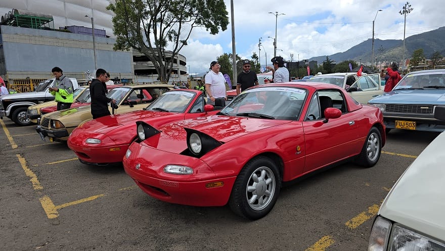 La historia de Bogotá contada sobre ruedas: Un desfile que celebra la memoria de la ciudad