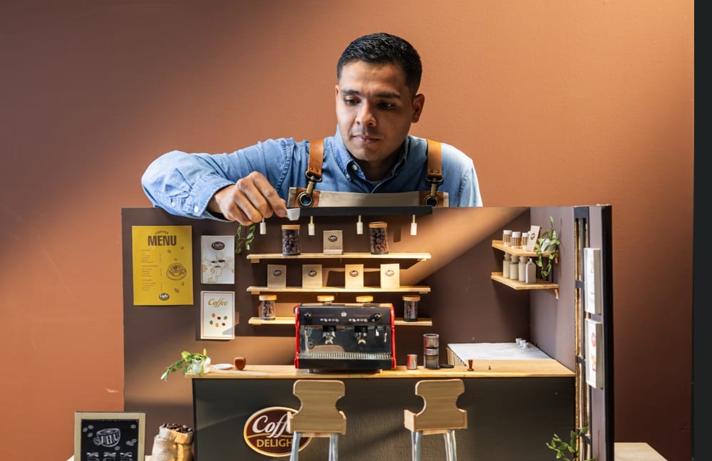 Coffee Delight reta al campeón mundial de baristas a preparar un cappuccino en formato miniatura