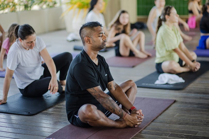 Yoga al aire libre en la Isla de Barú: bienestar y conexión en el paraíso
