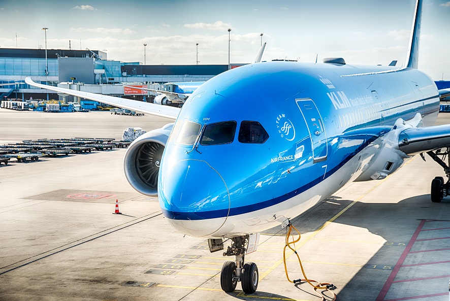 KLM respalda plan europeo para impulsar combustibles sostenibles en la aviación