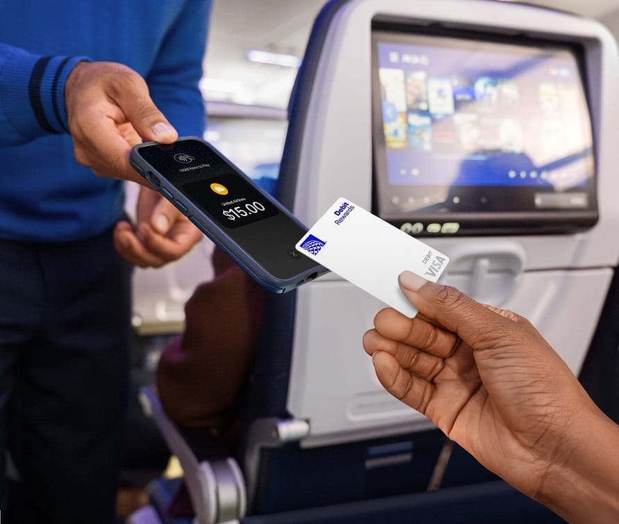 United Airlines lanza la tarjeta de débito MileagePlus con recompensas que acumula millas por gastos y ahorros