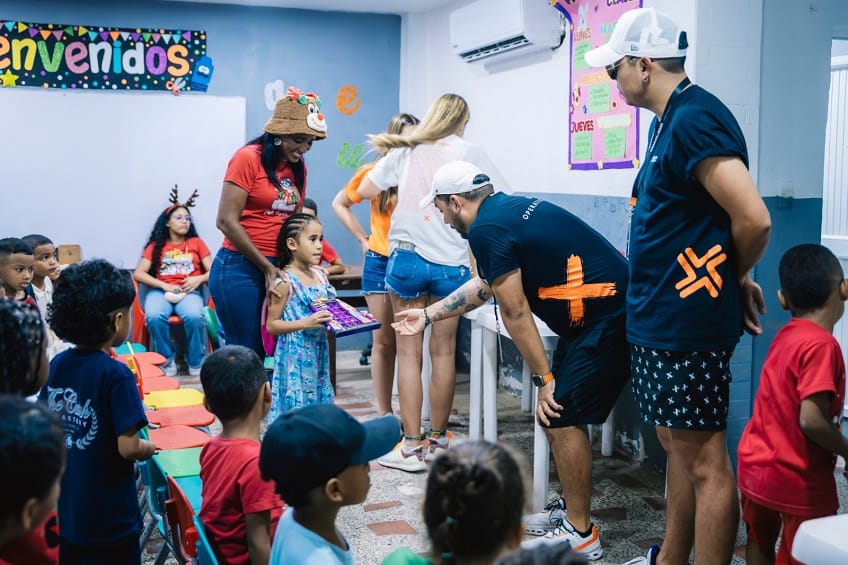Viajeros de Grupo Xcape iluminan la Navidad a cerca de 100 niños en La Boquilla
