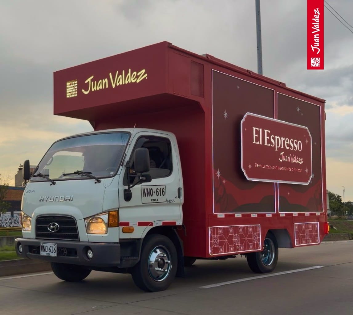 El Espresso Juan Valdez llega a Bogotá para invitar a quienes no se detienen a reencontrarse con lo especial de la navidad