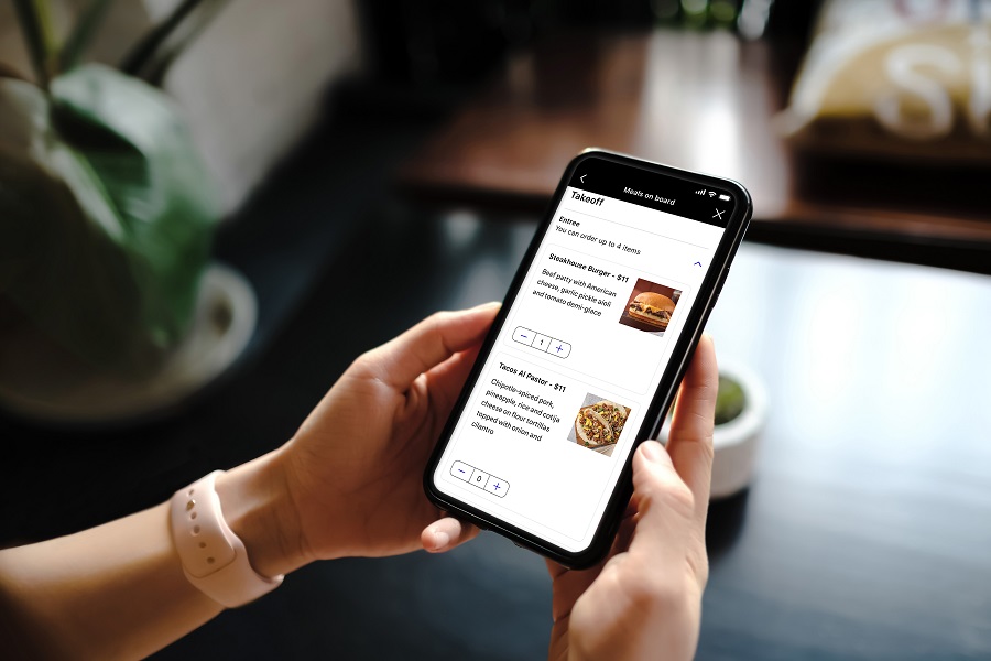 United Airlines exigirá preorden para comidas frescas en clase económica