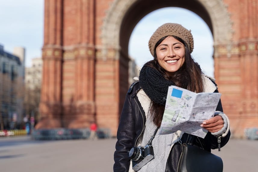 Estos son los destinos más reservados por los colombianos para la temporada de vacaciones entre junio y julio portrait,of,young,female,hispanic,latin,tourist,sightseeing,barcelona,city