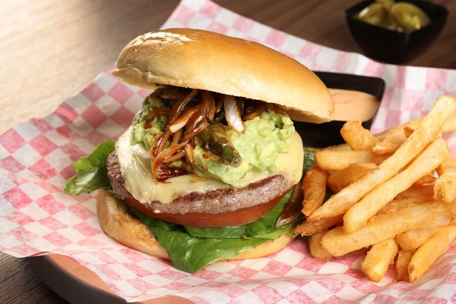 La Chula pone el sabor y la emoción del fútbol en Monterrey y en Puerto Vallarta menu hamburguesa