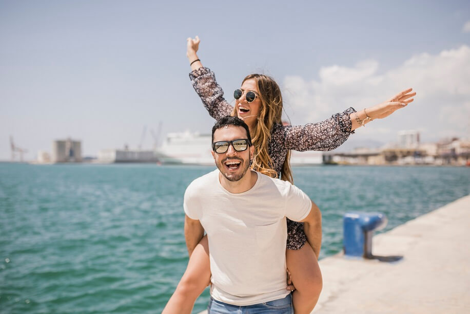 Viajes Falabella confirma que este año Colombia duplica las reservas frente a Qatar 2022 woman enjoying piggyback ride his boyfriend s back near sea (1)