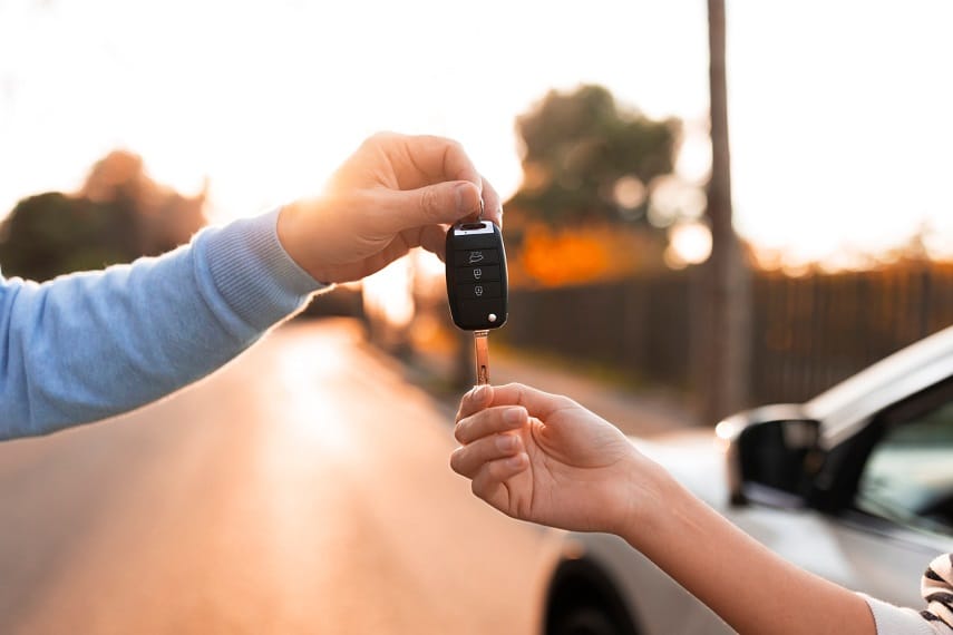 Booking.com simplifica el alquiler de autos con su app en ChatGPT