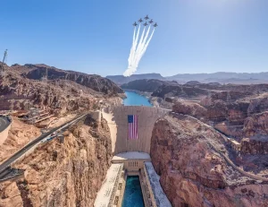 Los Thunderbirds de Las Vegas rinden homenaje a America250 con un histórico vuelo sobre la presa Hoover