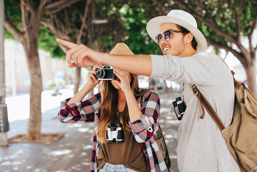 Fora Travel fortalece su compromiso con los asesores en Latinoamérica couple travelling taking photos (1)