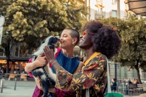 Casi la mitad de las personas LGBTQ+ colombianas se sienten orgullosas de quienes son al volver a casa
