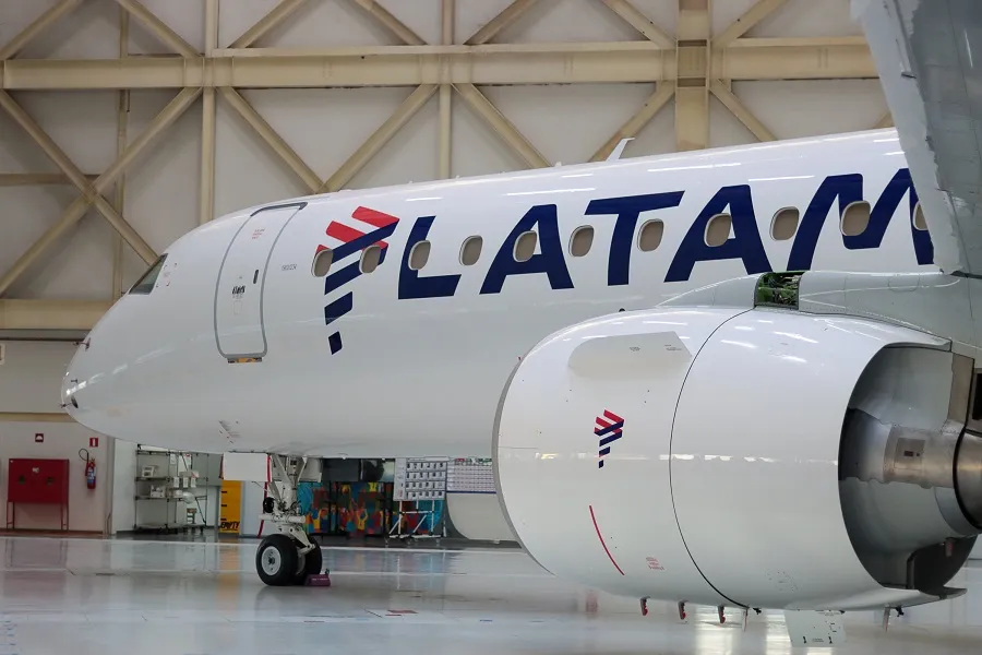 LATAM revela su primer E195-E2 ya pintado en la fábrica de Embraer